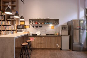 Réfrigérateur, micro-ondes, four