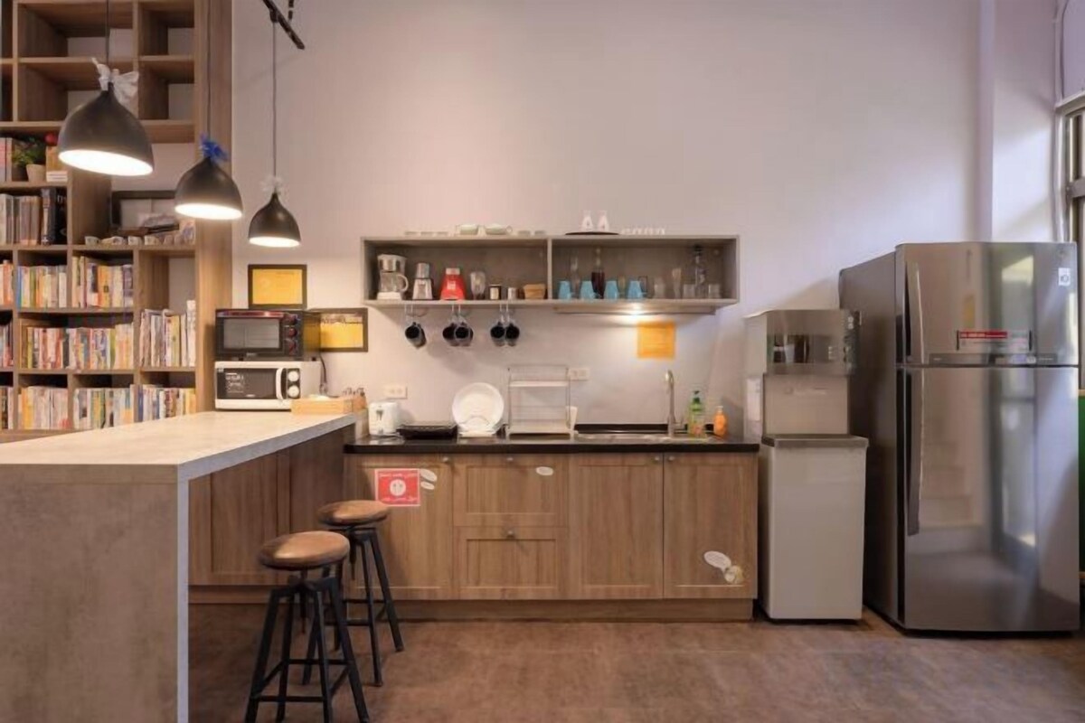 Cocina privada | Frigorífico, microondas, horno y utensilios de cocina