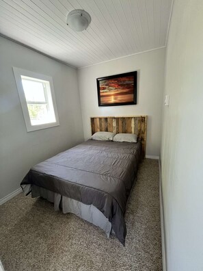 Tabla de planchar con plancha, wifi y ropa de cama 