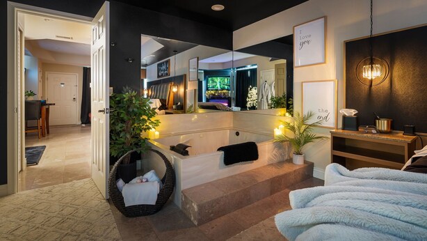 Unclassified image, 1 of 38, button - Perfectly Romantic in Branson Charming 1-bedroom condo-Jacuzzi Tub-No Stairs (Branson)