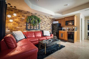 Living area - Perfectly Romantic in Branson Charming 1-bedroom condo with Jacuzzi Tub (Branson)