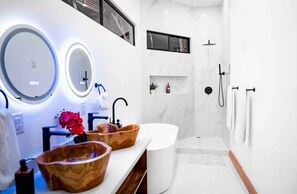 Deluxe Double Room, 1 King Bed, Mountain View | Bathroom | Shower, hair dryer, towels, soap - Arenal Palms (Peñas Blancas)