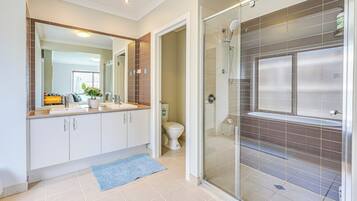Family House, Garden View | Bathroom