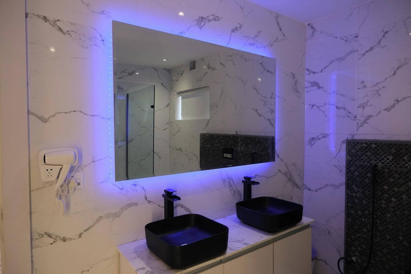 Ducha y bañera combinadas y artículos de higiene personal gratuitos