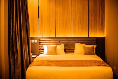 Escritorio, espacio para trabajar con laptop y wifi gratis