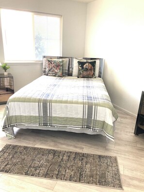 5 soverom, safe på rommet, skrivebord og strykejern/-brett