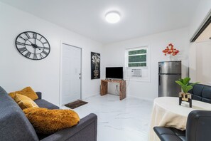 Smart TV - Charming 1-bedroom pool home in North Miami (North Miami)