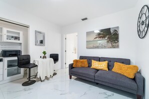 Smart TV - Charming 1-bedroom pool home in North Miami (North Miami)