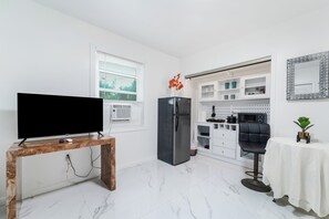 Interior - Charming 1-bedroom pool home in North Miami (North Miami)