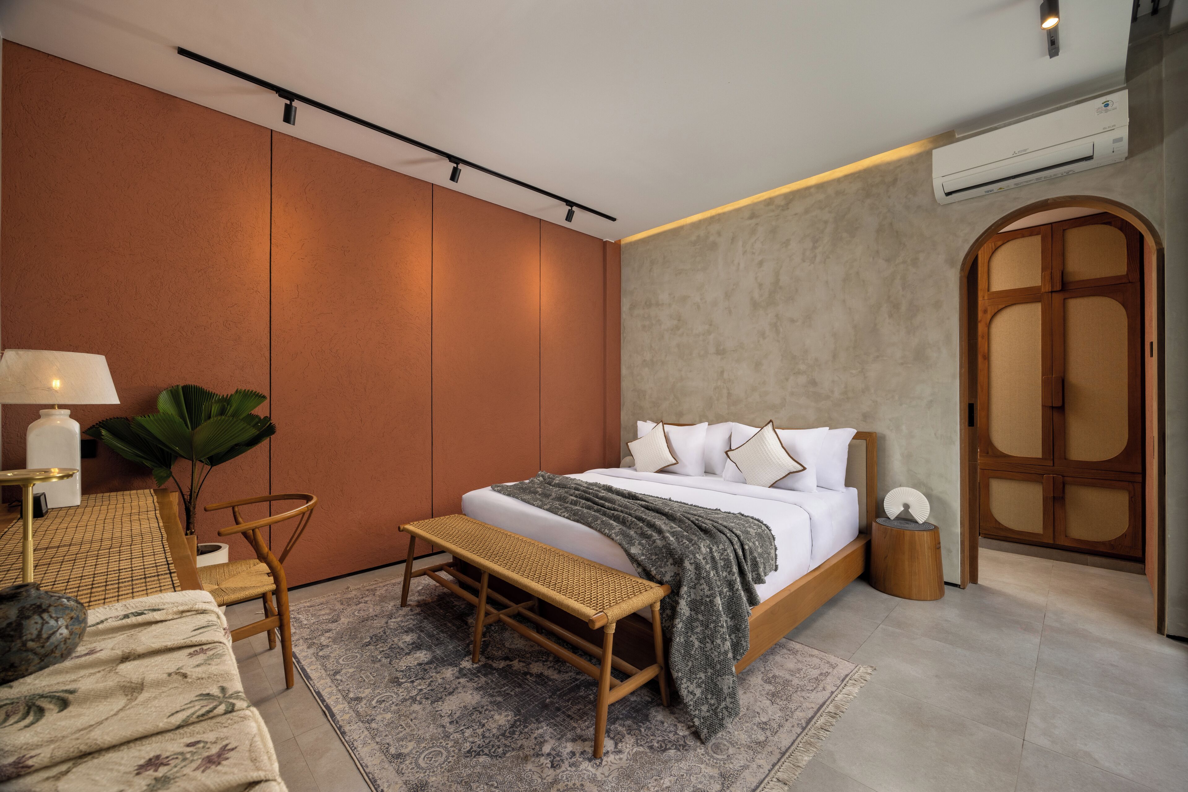 Desk, laptop workspace, soundproofing, free WiFi