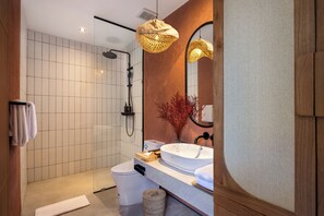 Dusche, Haartrockner, Bademäntel, Hausschuhe