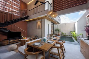 Deluxe-Villa, Poolblick | Wohnbereich