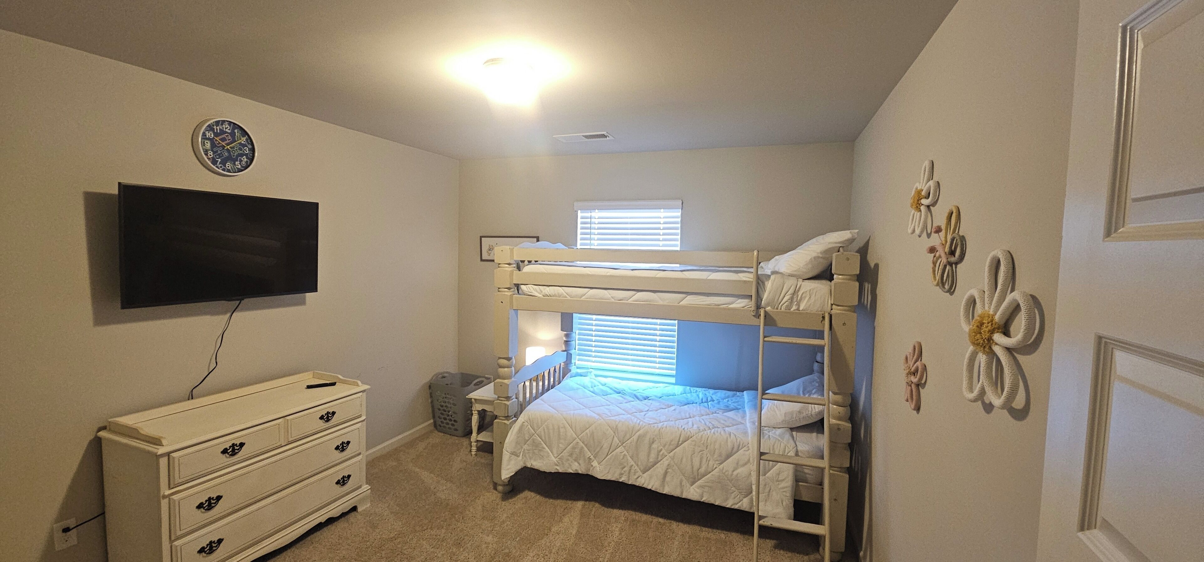 4 chambres, coffres-forts dans les chambres, bureau