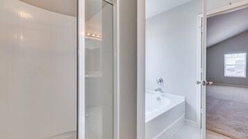 Hårføner, håndklær, såpe og toalettpapir