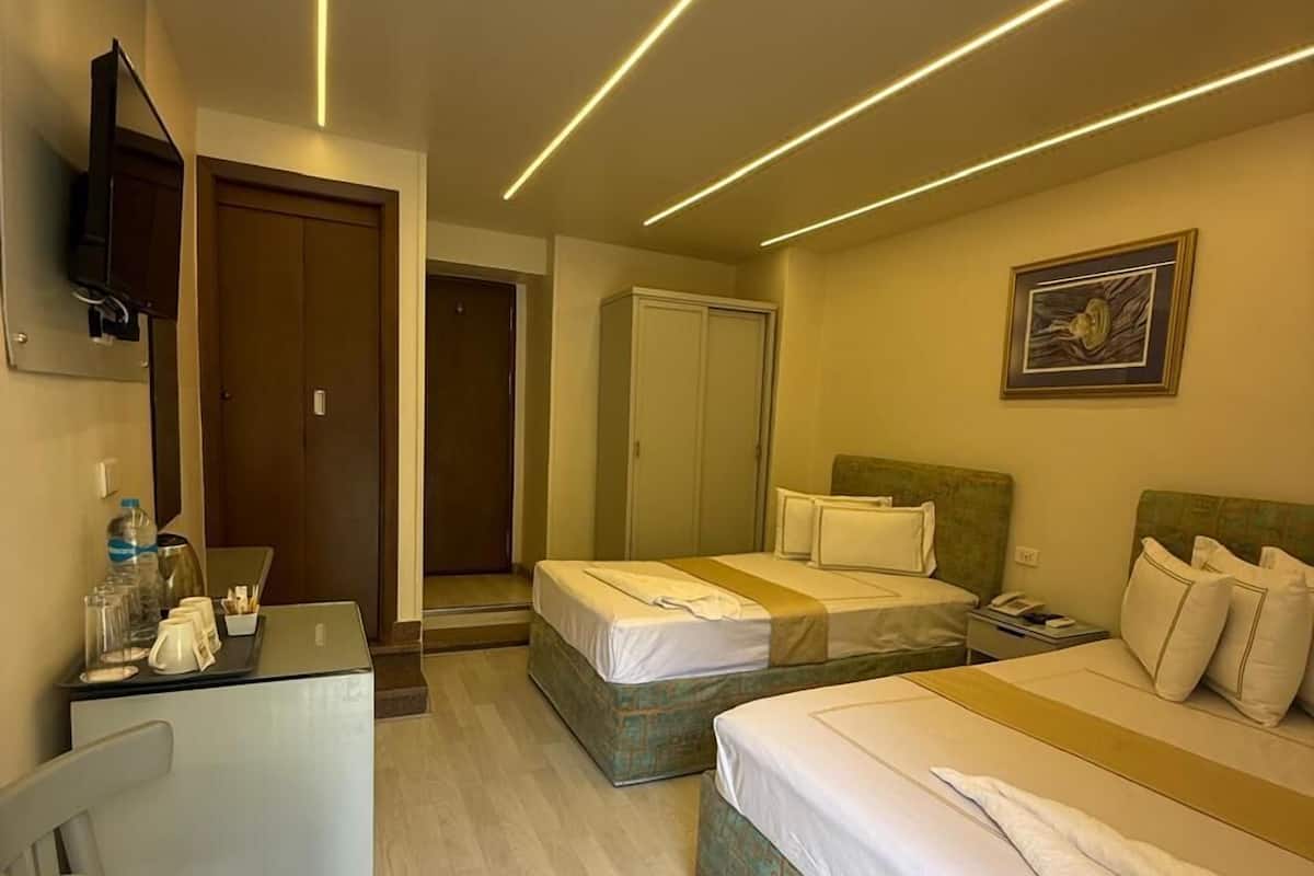 Deluxe Triple Room | 1 bedroom, Egyptian cotton sheets, premium bedding, in-room safe