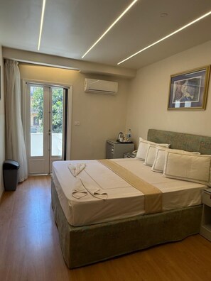 Deluxe tweepersoonskamer | Woonruimte | Een 40-inch televisie met satellietzenders en een open haard