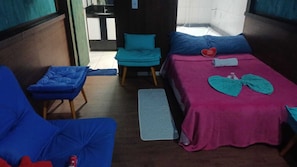 Chambre Deluxe Double ou avec lits jumeaux, plusieurs lits | Fer et planche à repasser, Wi-Fi gratuit