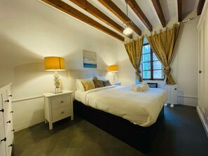 3 عدّة غرف نوم ومكواة/لوح كي وواي فاي مجانًا وملاءات أسرّة