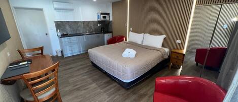 Ropa de cama de alta calidad y espacio para trabajar con laptop