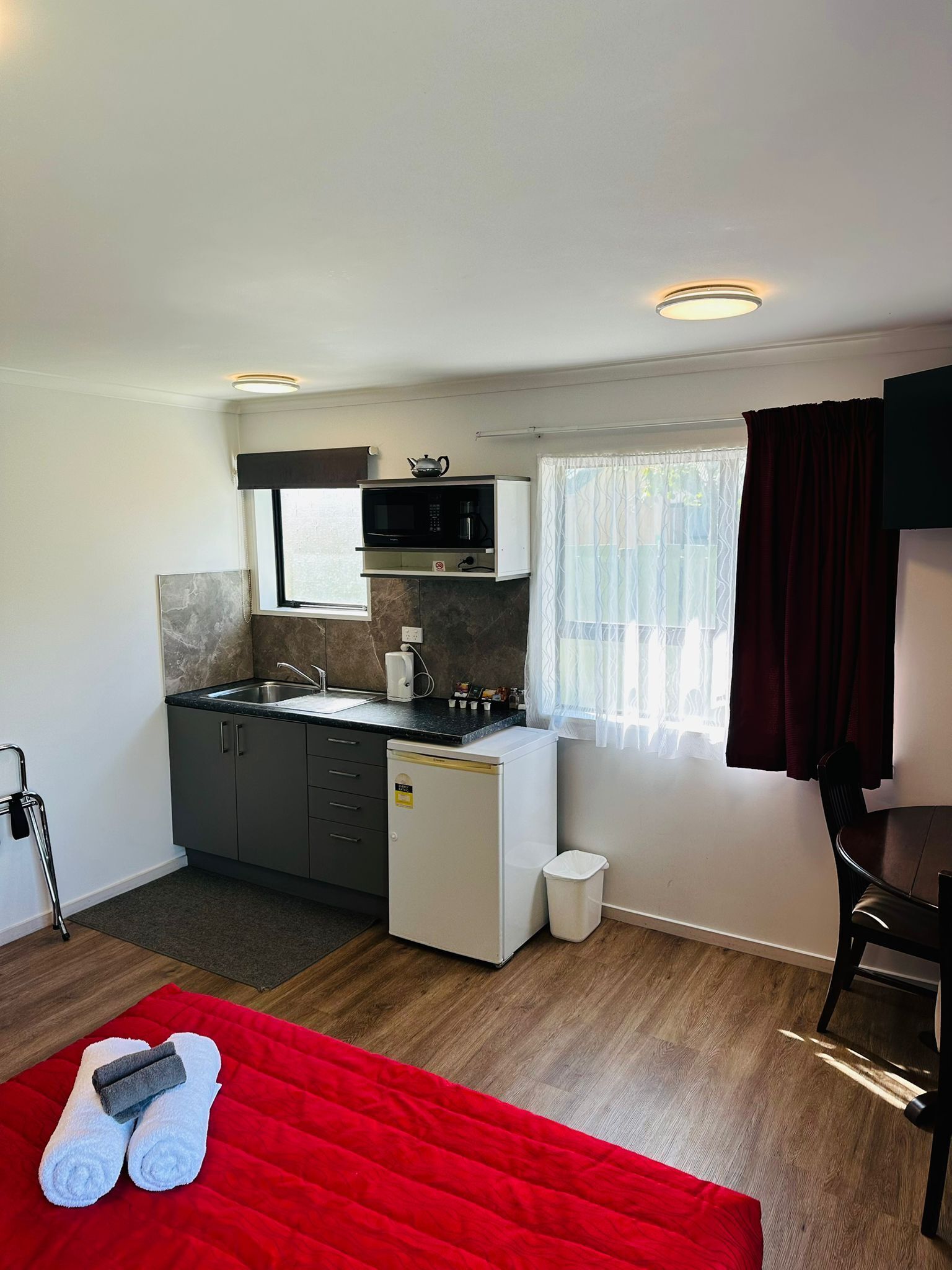 Deluxe Studio, 1 Queen Bed | Private kitchen | Mini-fridge, microwave, stovetop, electric kettle