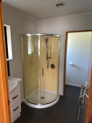 Habitación | Baño | Regadera, secadora de cabello, toallas, jabón 