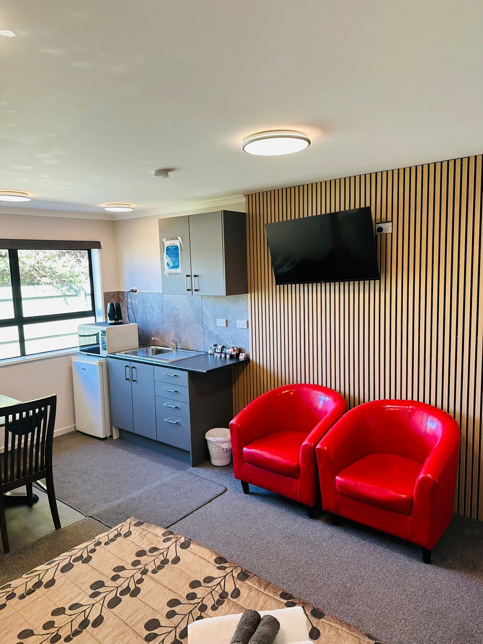 舒適開放式客房, 1 張加大雙人床 | 私人廚房 | 迷你雪櫃、微波爐、爐具、電熱水壺