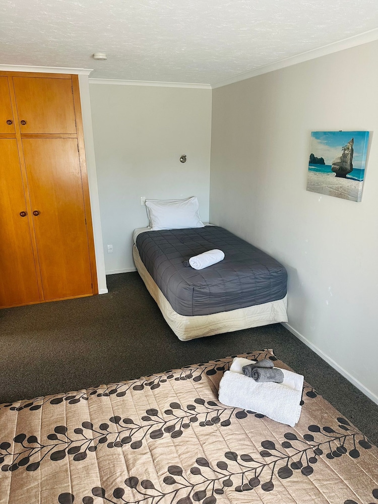 Academy Lodge Motel 5