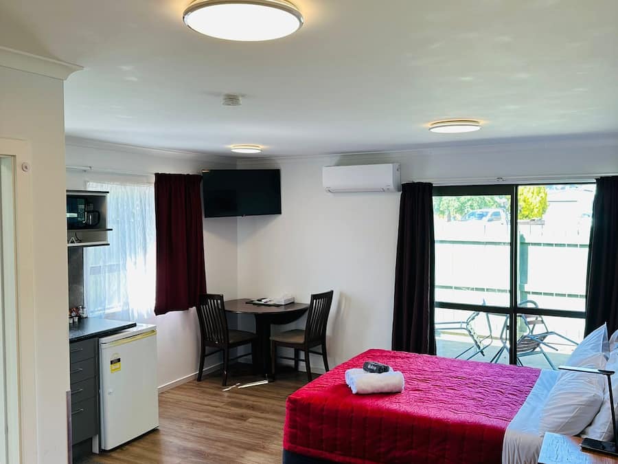 Deluxe Studio, 1 Queen Bed | Living area | 43-inch Smart TV with digital channels, Netflix, streaming services