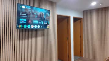 豪華公寓 | 起居區 | 43-吋智慧型電視、數位頻道、Netflix、串流服務