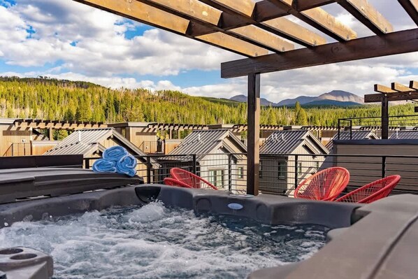 Outdoor spa tub