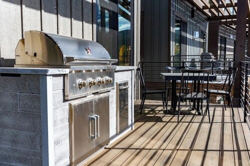 Rooftop Hot Tub | Downtown Views