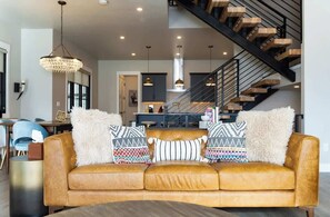 Télévision, cheminée, espaces bureaux