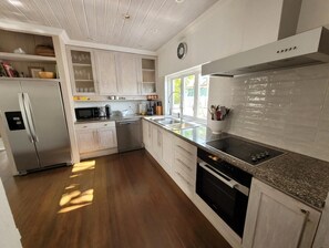 Kühlschrank, Mikrowelle, Ofen, Wasserkocher mit Kaffee-/Teezubehör