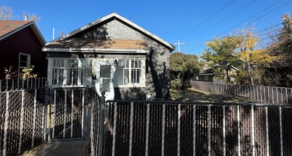 Charming fully remodeled 2-bedroom house with WiFi in Evanston