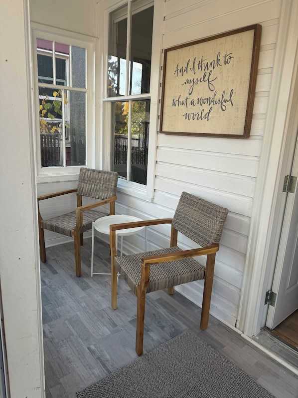 Interior - Charming fully remodeled 2-bedroom house with WiFi in Evanston (Evanston)