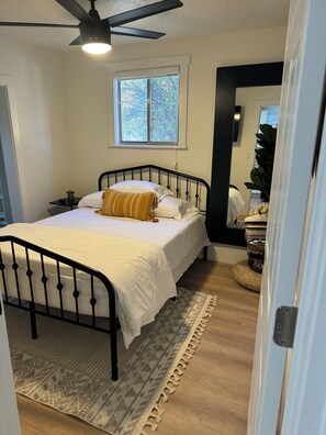 2 bedrooms, iron/ironing board, WiFi, bed sheets - Charming fully remodeled 2-bedroom house with WiFi in Evanston (Evanston)