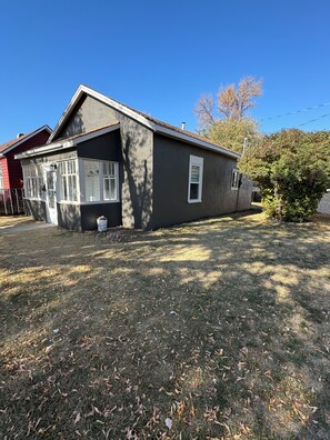 Exterior - Charming fully remodeled 2-bedroom house with WiFi in Evanston (Evanston)