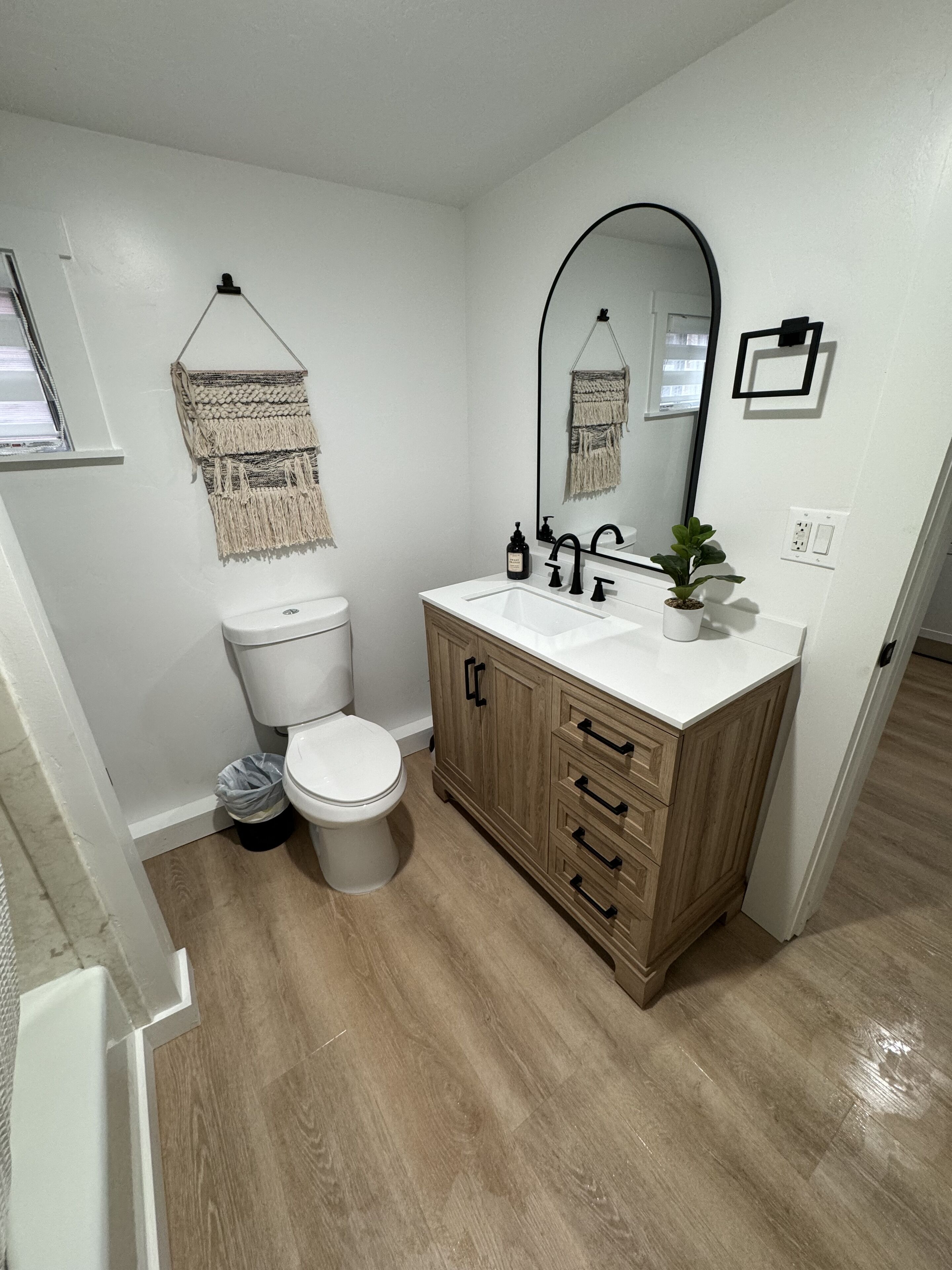 Un baño con inodoro, lavabo y espejo.