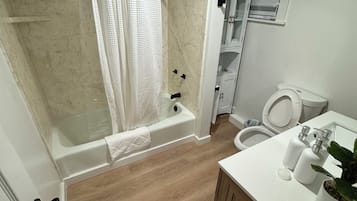 Séchoir à cheveux, serviettes fournies, savon, shampooing