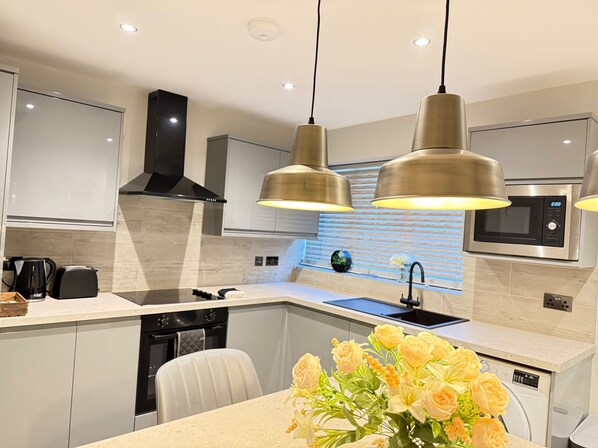 Een koelkast, een magnetron, een oven, een kookplaat