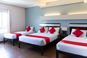 Escritorio, espacio para trabajar con laptop y wifi gratis 