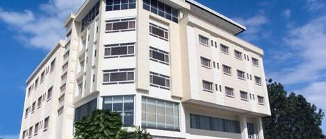 Vista frontal de la propiedad