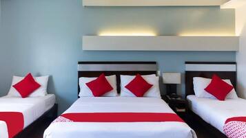 Deluxe Triple Room | Desk, laptop workspace, free WiFi