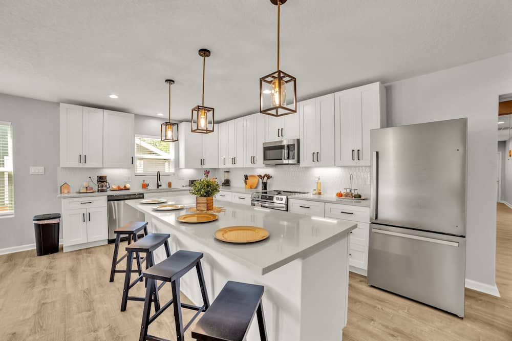 Spacious Homey 4BR 3BA w Amenities Near Downtown