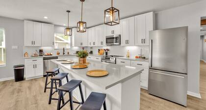 Spacious Homey 4BR 3BA w Amenities Near Downtown