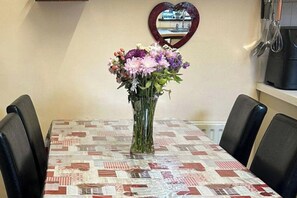 Dining - 1 Bedroom House - Free Parking, Wifi (Stratford)