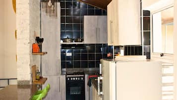 Réfrigérateur, micro-ondes, four, plaque de cuisson