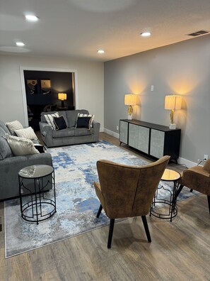 TV, fireplace - Amazing Home Away From Home (Valdosta)