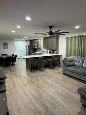 TV, fireplace - Amazing Home Away From Home (Valdosta)