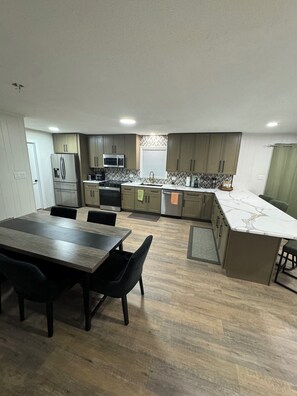 Dining - Amazing Home Away From Home (Valdosta)